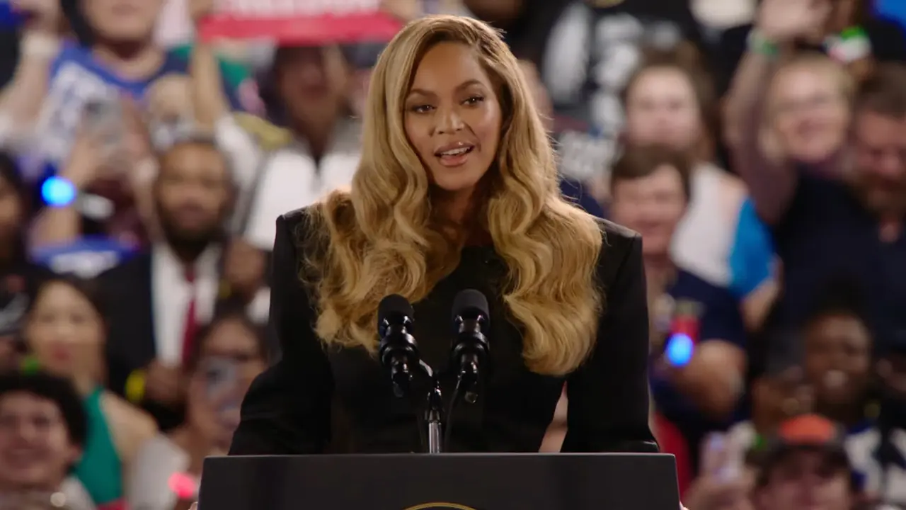 La cantante estadounidense Beyoncé Knowles-Carter da un discurso en el rally de Kamala Harris realizado en Houston, Texas.