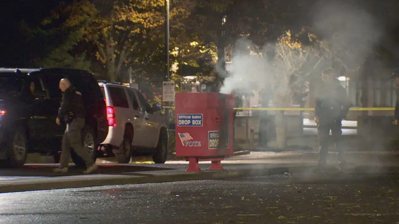 Cajas de urnas electorales incendiadas en las ciudades de Portland, Oregon y Vancouver, Washington.
