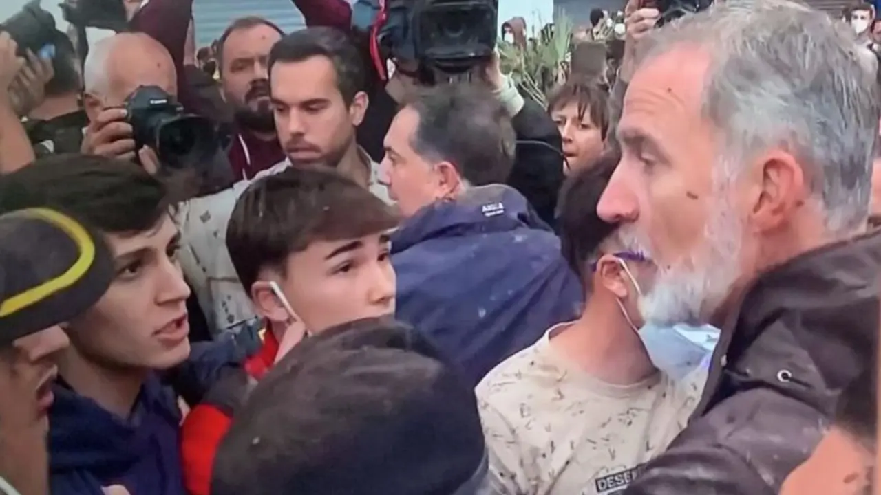 El Rey ha sido el único que no se ha retirado de la comitiva y ha hablado con los paiportinos. Sánchez y Mazón han desaparecido.