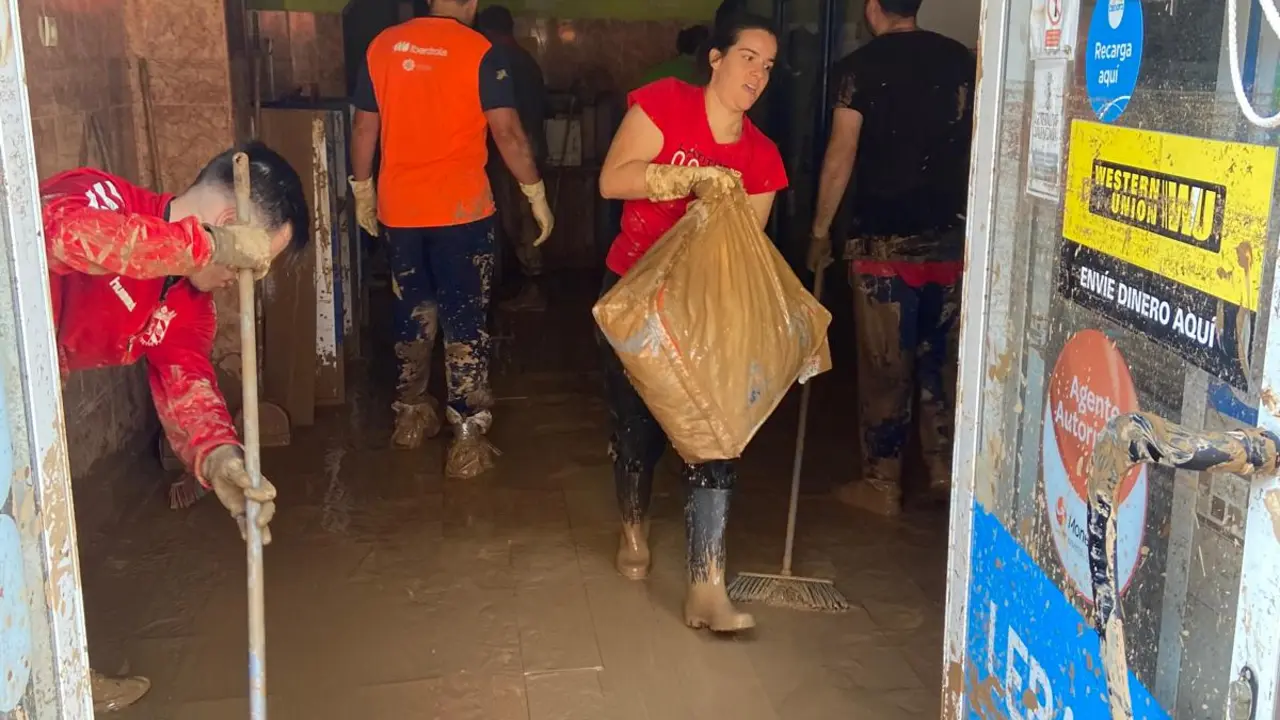 Voluntarios ayudan en las labores de limpieza de un pequeño comercio en La Torre