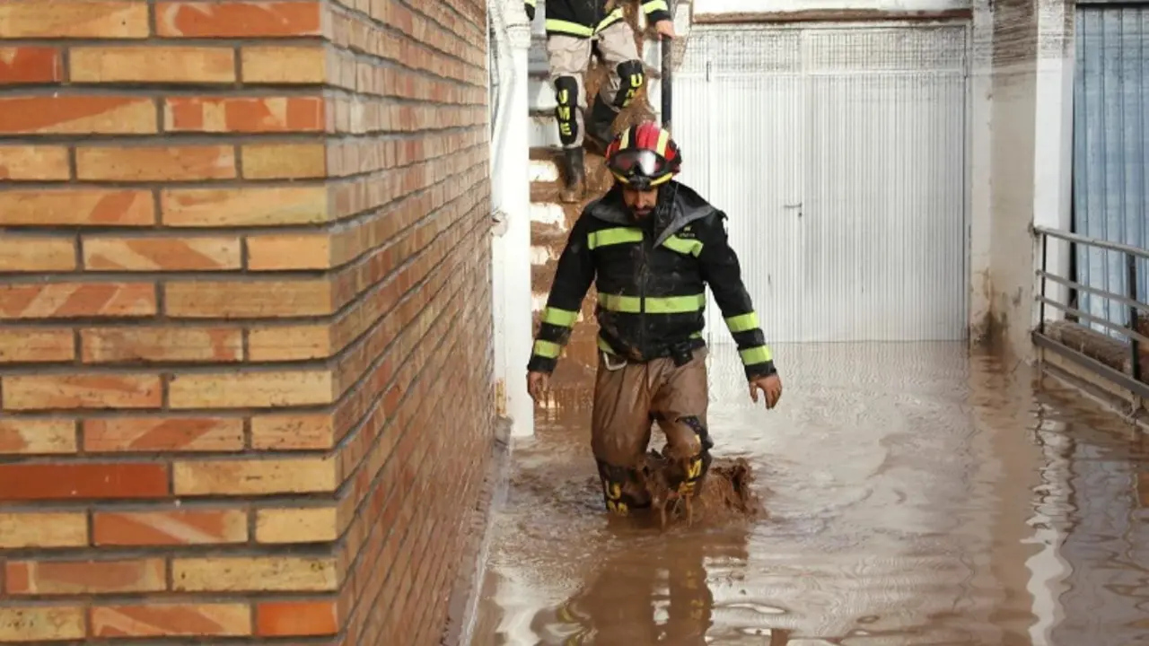 "Cuando el agua está entrando en casa, lo primero es apagar el suministro eléctrico", advierte la directora general de Protección Civil. (Foto: UME).
