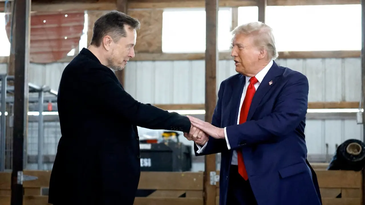 Elon Musk, dueño de Tesla, SpaceX y X, saluda a Donald Trump, presidente electo de Estados Unidos.