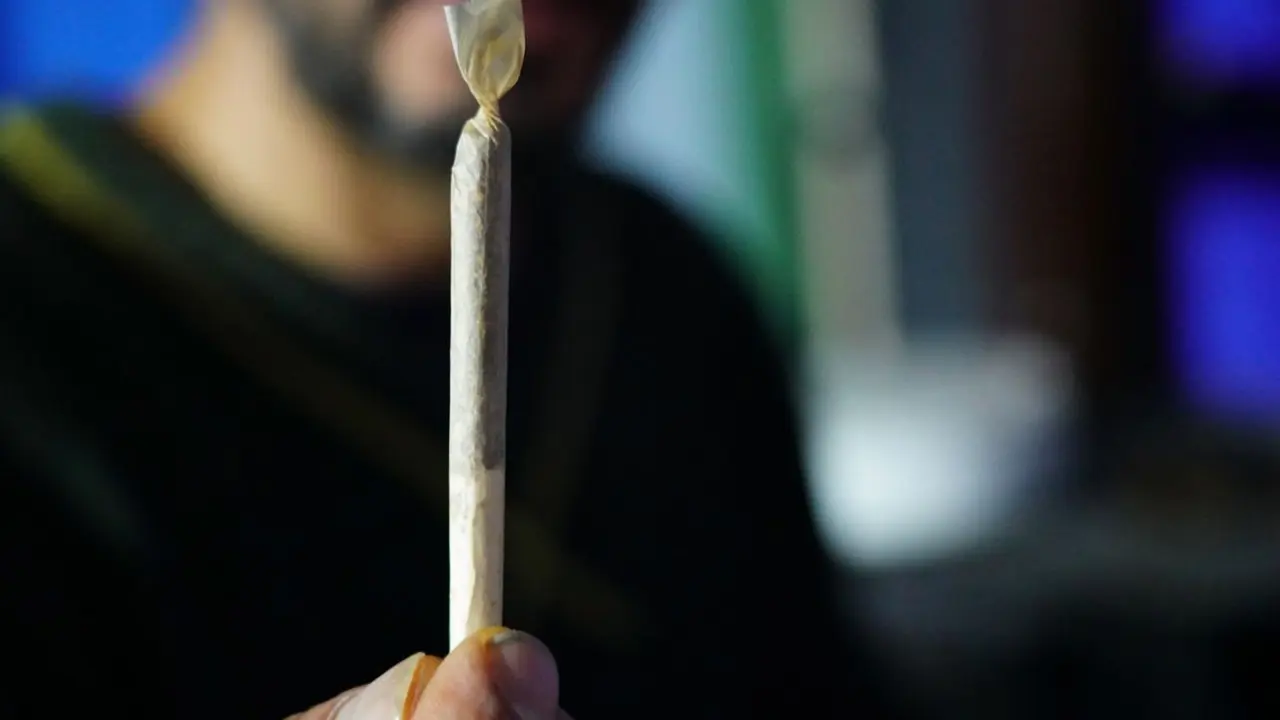 La Comunidad de Madrid invertirá más de 200 millones de euros, con la finalidad de concienciar y prevenir el consumo de porros entre los más jóvenes.