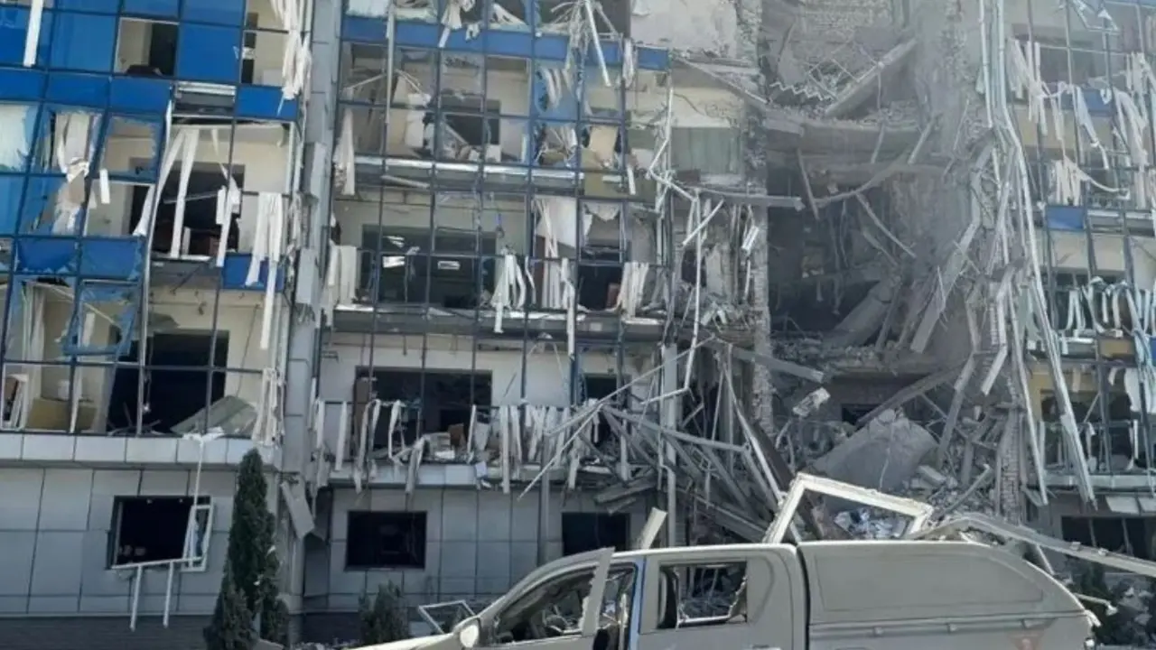 El 24 de julio, un ataque de las Fuerzas Armadas de la Federación de Rusia en la ciudad de Járkov, en el este de Ucrania, dañó la oficina y seis vehículos de una organización humanitaria. (Foto: OCHA / Dmytro Filipskyi).