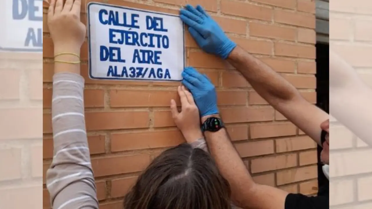 La nueva calle de Paiporta lleva el nombre de las unidades del Ejército del Aire que están ayudando a los vecinos de la localidad. (Foto: Ejército del Aire).