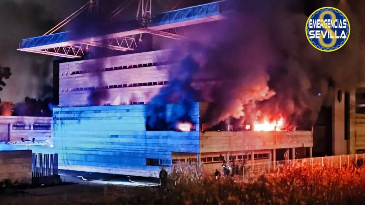 El humo se ha propagado desde el Auditorio hasta zonas del centro, situadas a tres kilómetros de distancia. (Foto: Emergencias Sevilla).