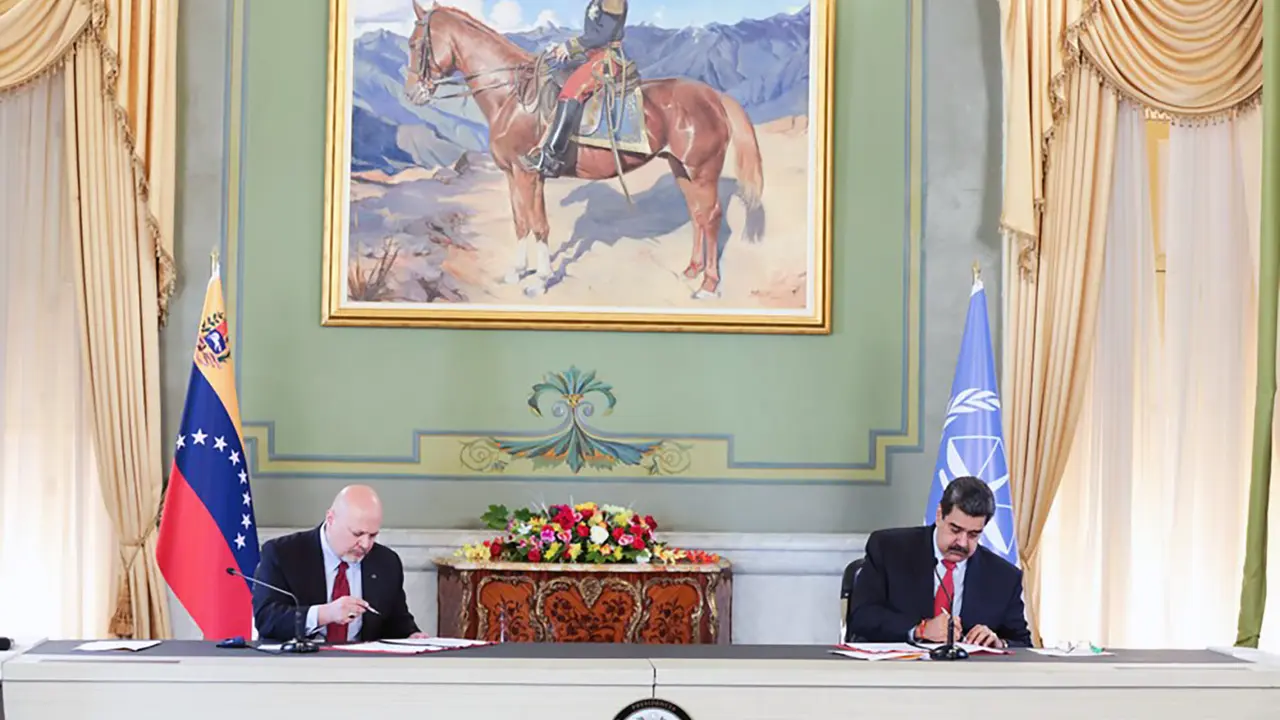 Karim A.A. Khan, Fiscal de la CPI y Nicolás Maduro, Presidente de Venezuela en la ceremonia de firma del Memorándum de Entendimiento en noviembre de 2021.