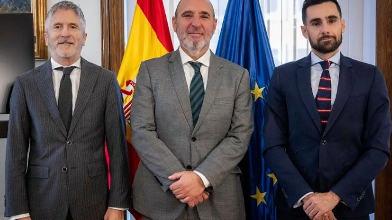 El general de la Guardia Civil Javier Marín con el ministro del Interior (izqda.) y el secretario de Estado de Seguridad.
