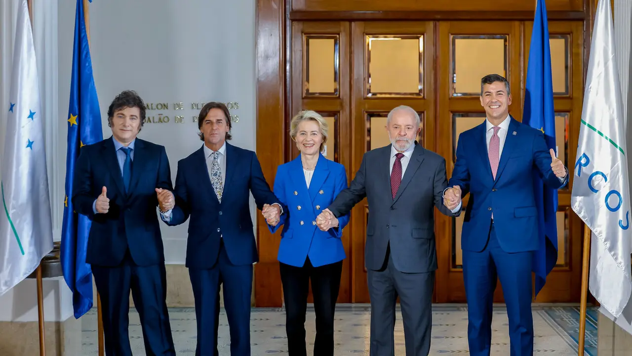 Durante el encuentro, se fotografiaron a los dirigentes de Argentina, Javier Milei; de Uruguay, Luis Lacalle Pou; de Brasil, Luiz Inácio Lula da Silva; y de Paraguay, Santiago Peña, y en medio, la presidenta de la Comisión Europea, Ursula von der Leyen, en Montevideo, Uruguay. 6 de diciembre de 2024.