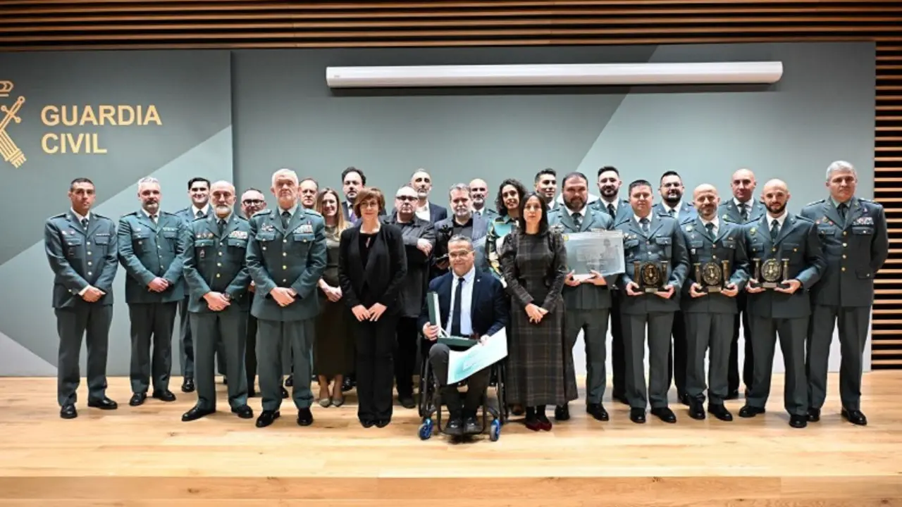La directora general de la Guardia Civil con los premiados en las diferentes categorías. (Foto: Guardia Civil).