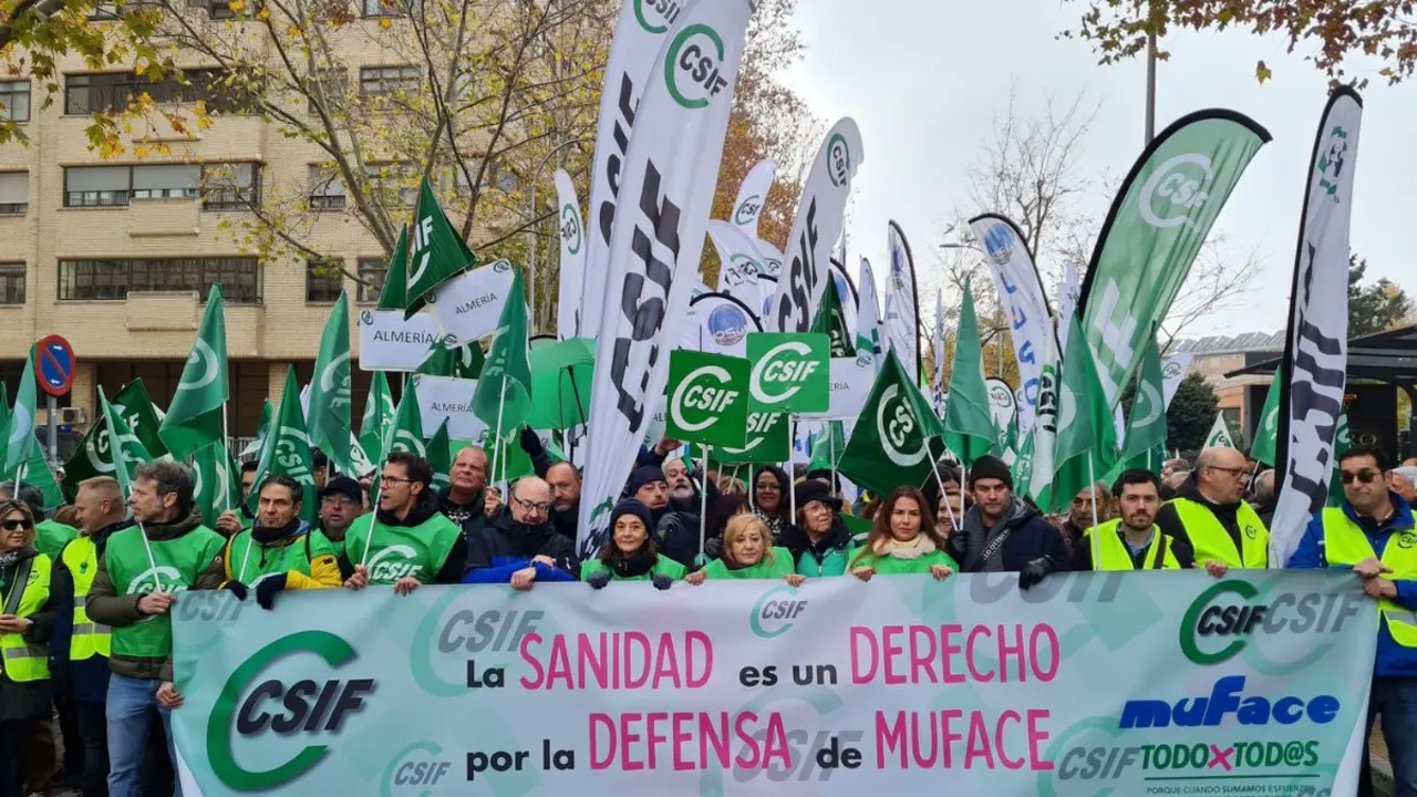 La concentración de este sábado frente a la sede de Muface ha sido convocada por el sindicato de funcionarios CSIF.