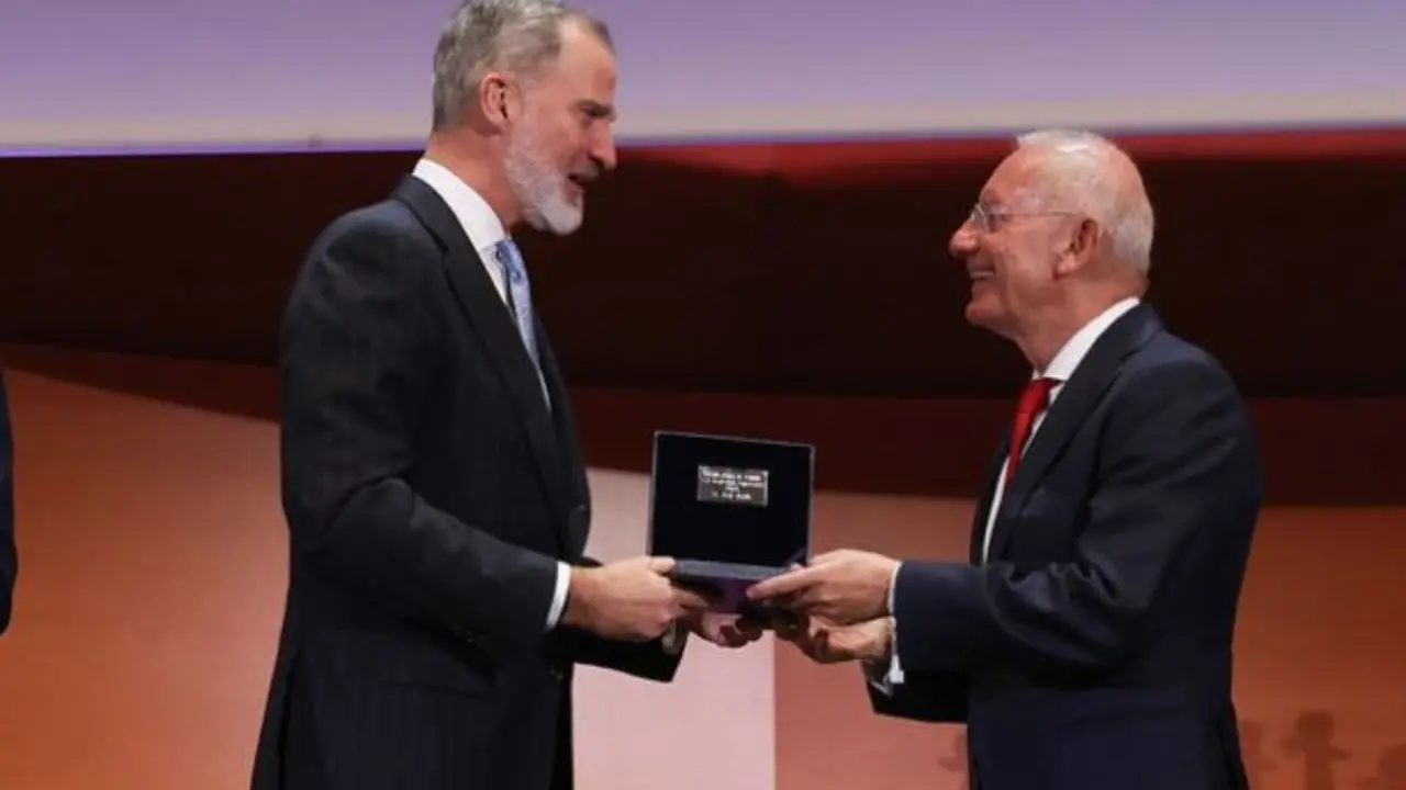 Isak Andic el pasado 18 de marzo, cuando recibió el Premio Reino de España a la Trayectoria Empresarial de manos de Felipe VI. (Foto: Casa Real).