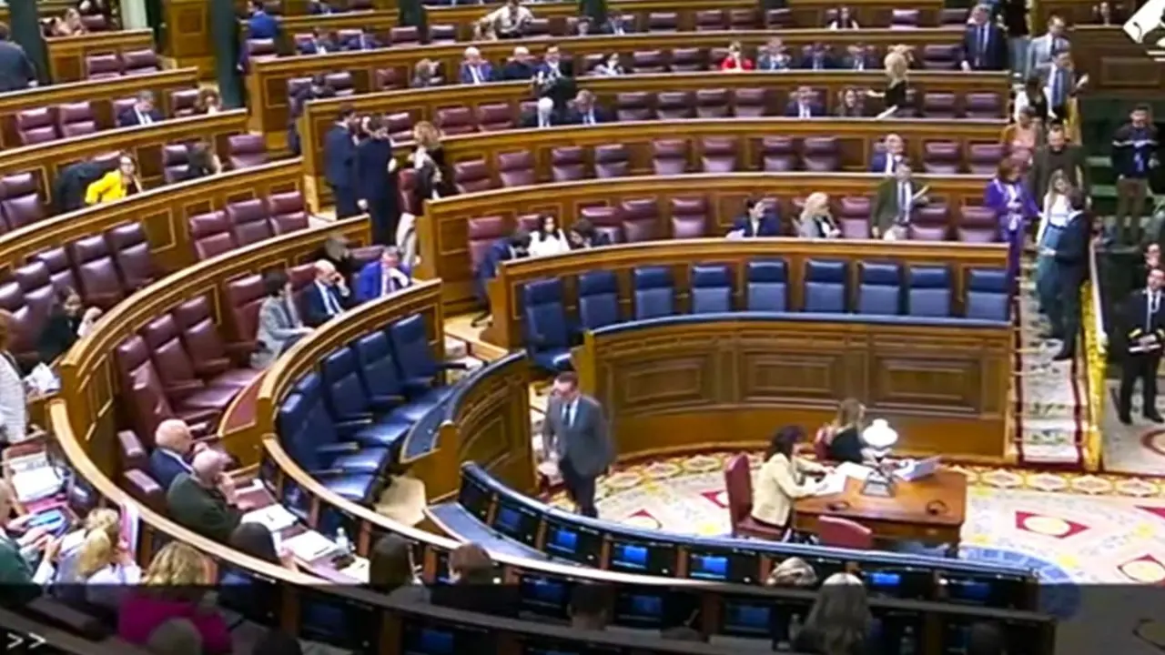La mayor parte de los diputados han salido del hemiciclo cuando comenzaba a someterse a la consideración de la Cámara el nuevo Real Decreto que incluye ayudas para los afectados por la DANA.