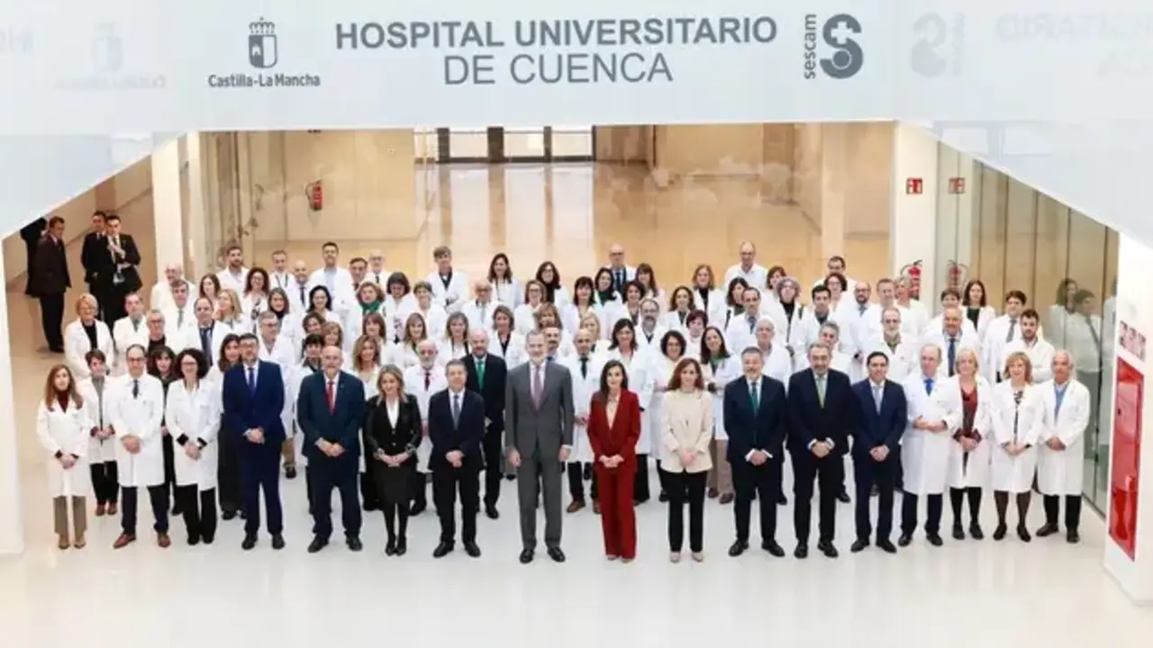 Los Reyes en la inauguración junto al personal del nuevo Hospital Universitario de Cuenca / casareal.es