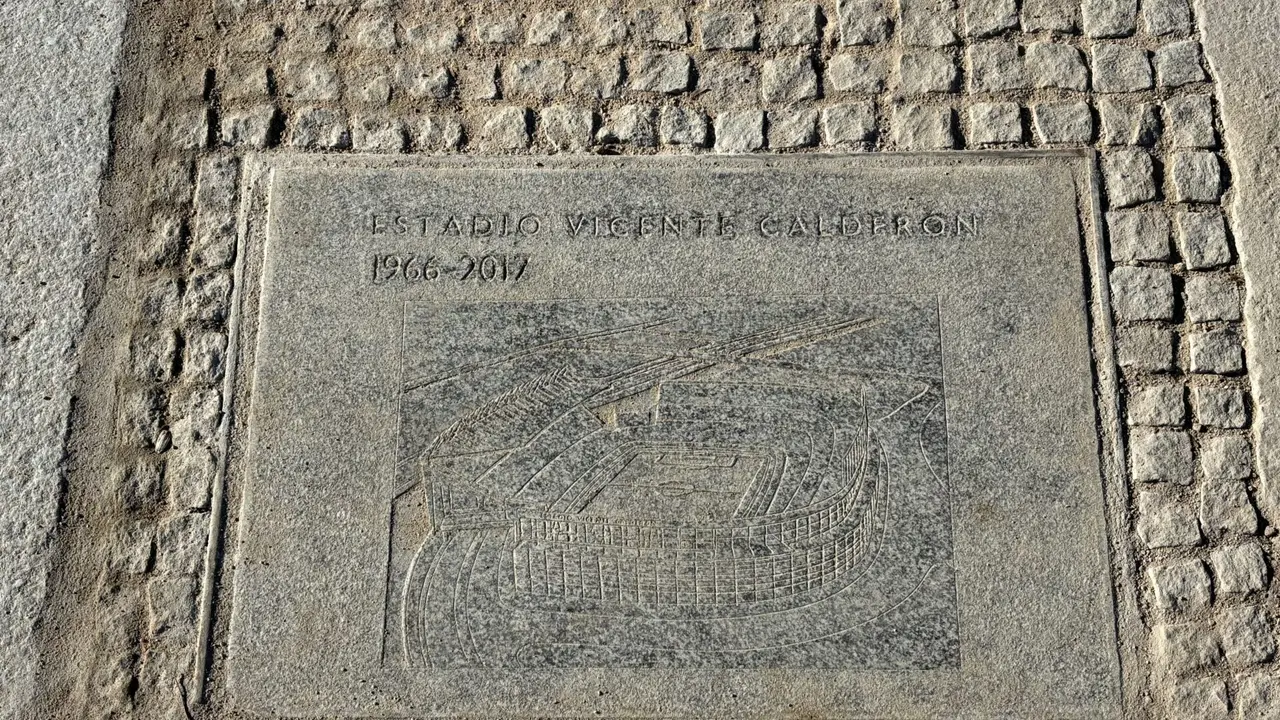La placa conmemorativa situada en el que era el centro del campo. Fuente: Óscar del Amo/ Estrella Digital