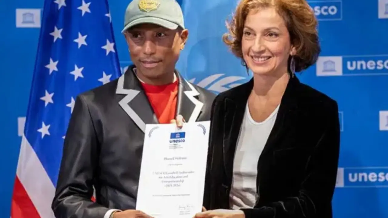 Pharrell Williams con Audrey Azoulay, directora general de la UNESCO. (Foto: UNESCO).