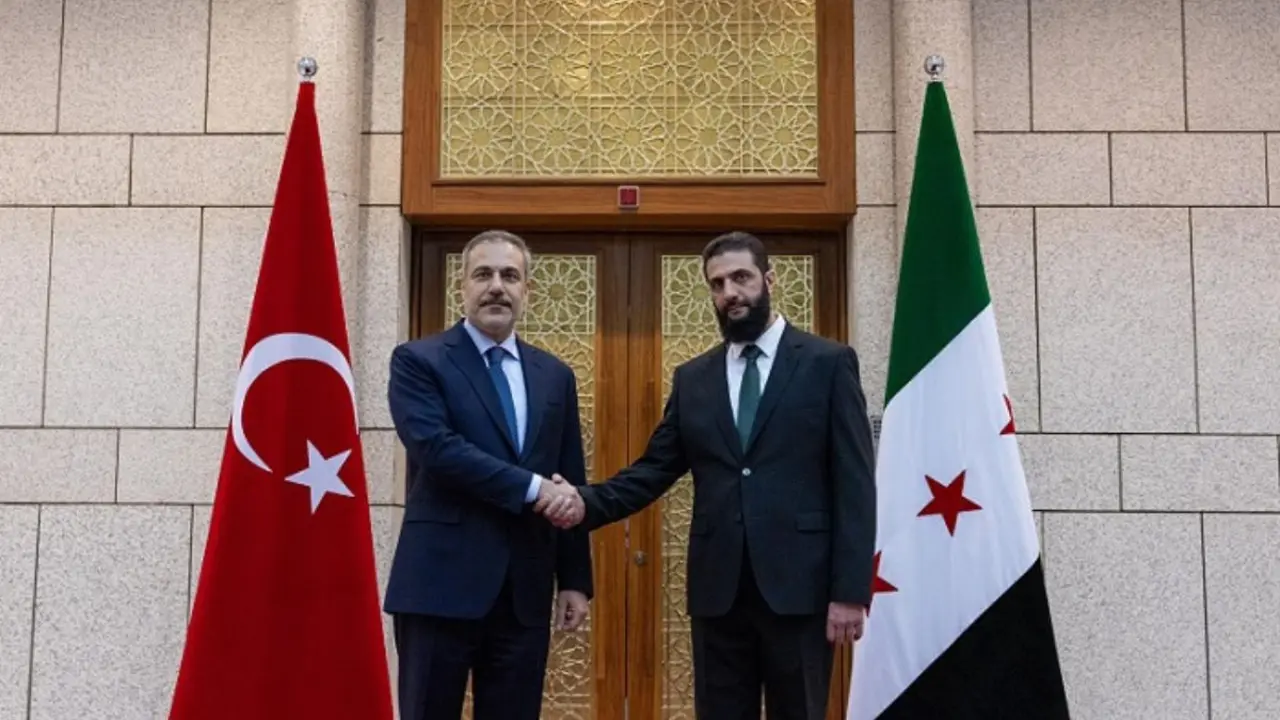 Hakan Fidan (izqda.) ha mostrado su apoyo al nuevo líder de Siria, Abu Mohammed al-Jolani. (Foto: Ministerio de Asuntos Exteriores de Turquía).