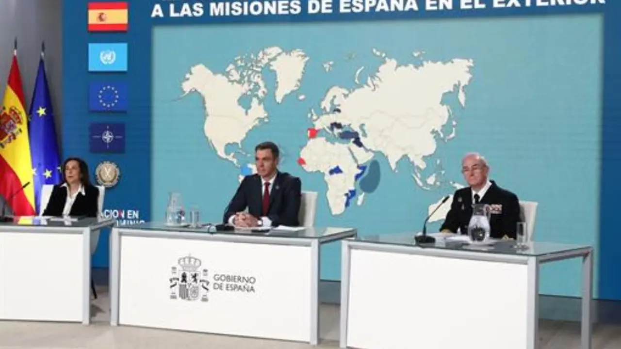 "Los españoles estamos muy orgullosos de la labor que realizáis; dentro y fuera de España", ha dicho Pedro Sánchez a los militares de las Fuerzas Armadas. (Foto: Moncloa).