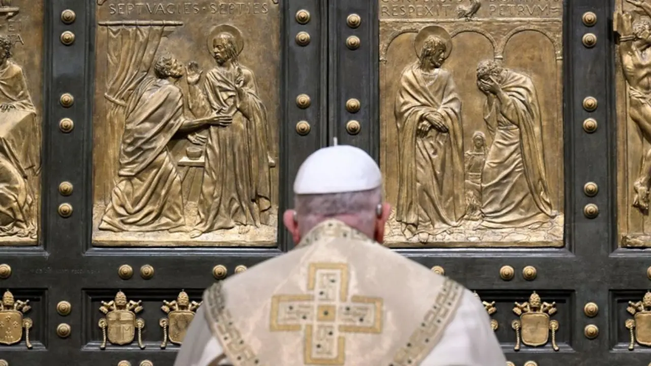 Durante el Jubileo (también denominado Año Santo), atravesar una Puerta Santa es una de las reglas que dan derecho a recibir la indulgencia plenaria. (Foto: @Pontifex_es).