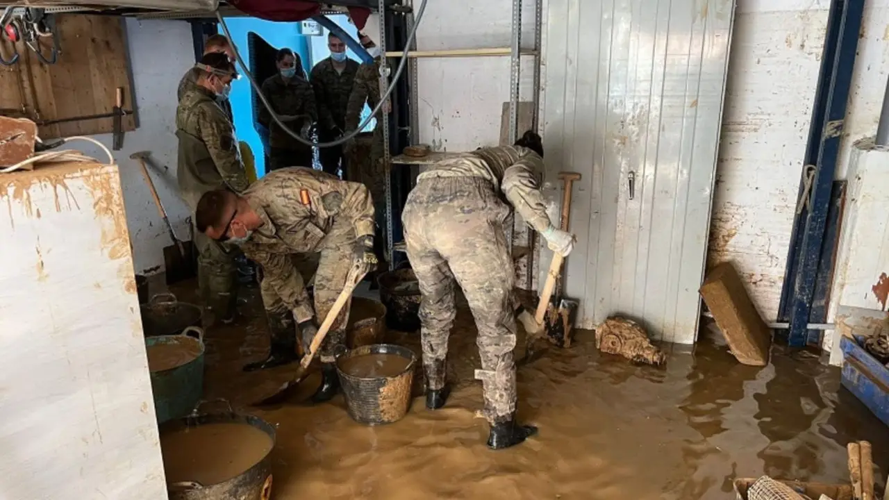 Efectivos del Ejército de Tierra colaborando en las tareas de achique de agua en las zonas afectadas por la DANA. (Foto: Ejército de Tierra).