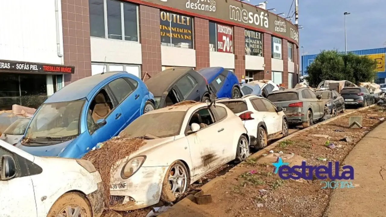 "Se trabajó rápidamente para apilar esos vehículos en arcenes y en otros lugares para despejar las vías", explican desde la DGT.