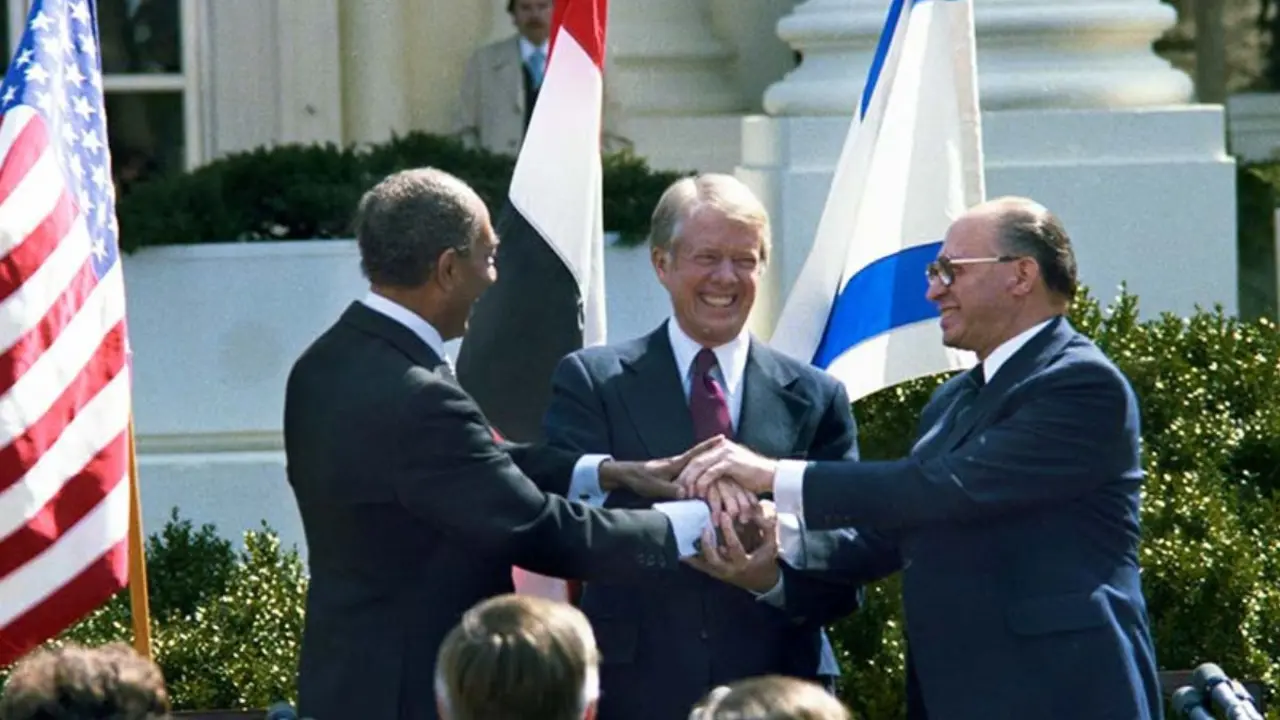 En septiembre de 1978, Jimmy Carter negoció los acuerdos de Camp David, que crearon un marco para un acuerdo de paz en Oriente Medio. En la foto, junto al presidente egipcio, Anwar Sadat, y el primer ministro de Israel, Menachem Begin. (Foto: Biblioteca Jimmy Carter).