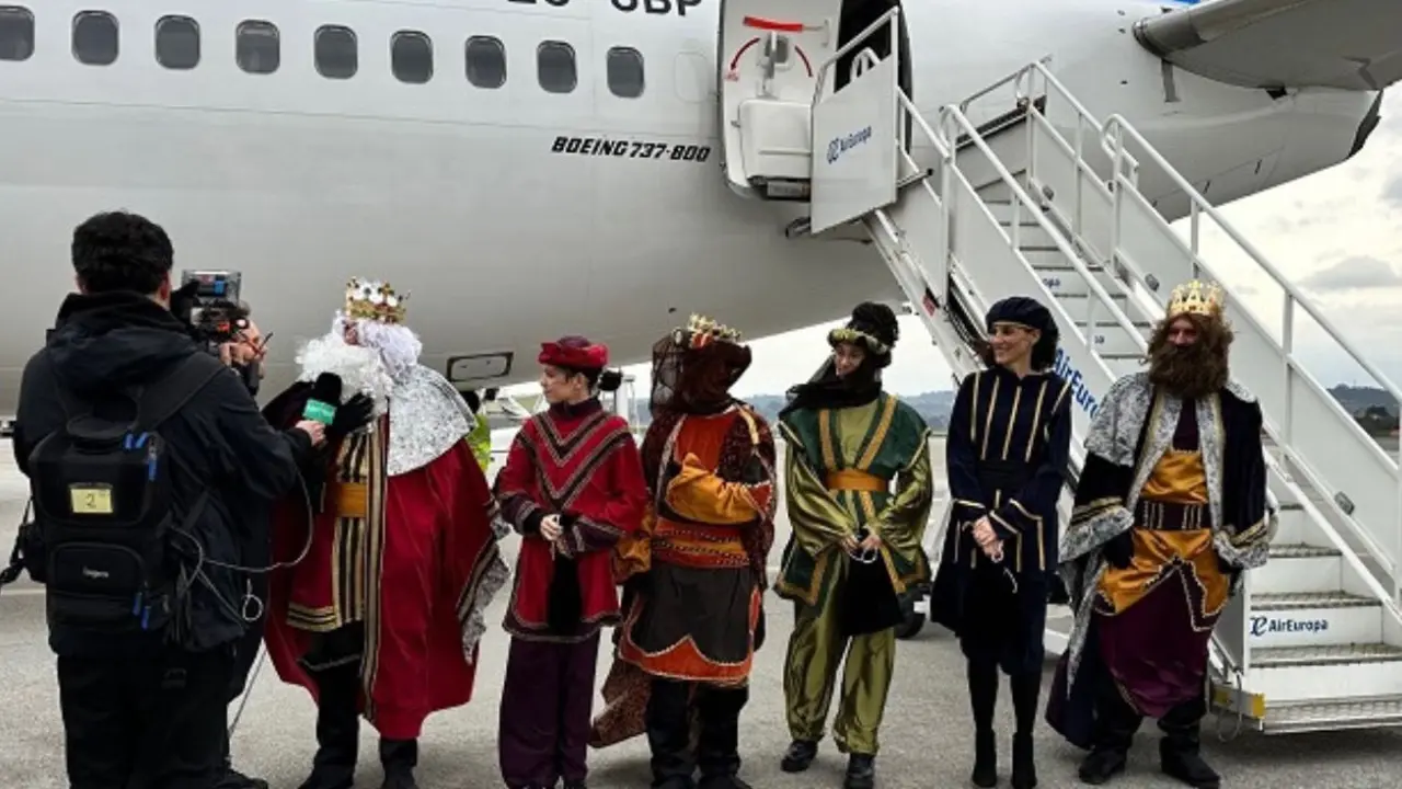 Los Reyes Magos llegaron al aeropuerto de A Coruña este jueves 2 de enero a las 17:00h. (Foto: Aena).