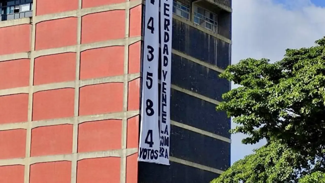Edificio de Biblioteca de la Universidad Central de Venezuela (UCV), donde los estudiantes colgaron la cifra de los votos recibidos por el candidato Edmundo González Urrutia (7.443.584) y la frase “La verdad vence a la sombra”.