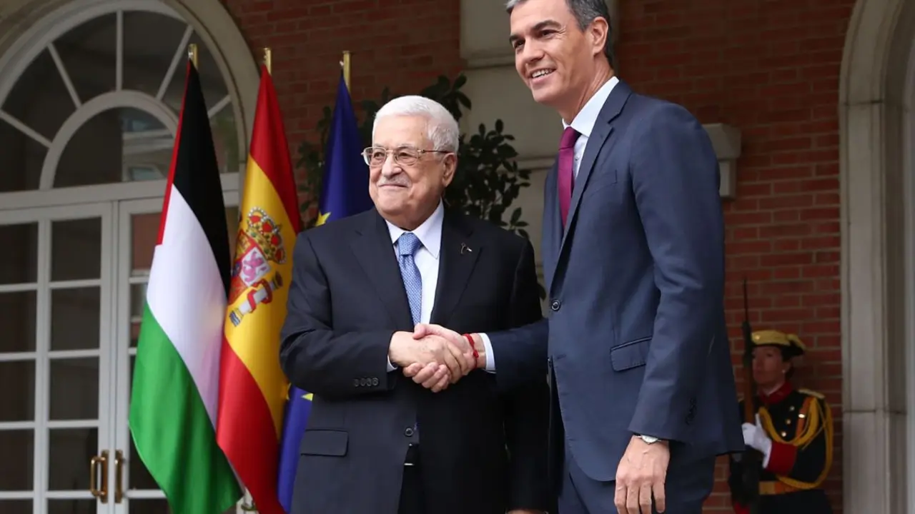 El presidente del Gobierno, Pedro Sánchez, y el presidente de la Autoridad Nacional Palestina, Mahmoud Abbas, durante la visita de este último a España en septiembre de 2024. (Foto: Pool Moncloa/Fernando Calvo).