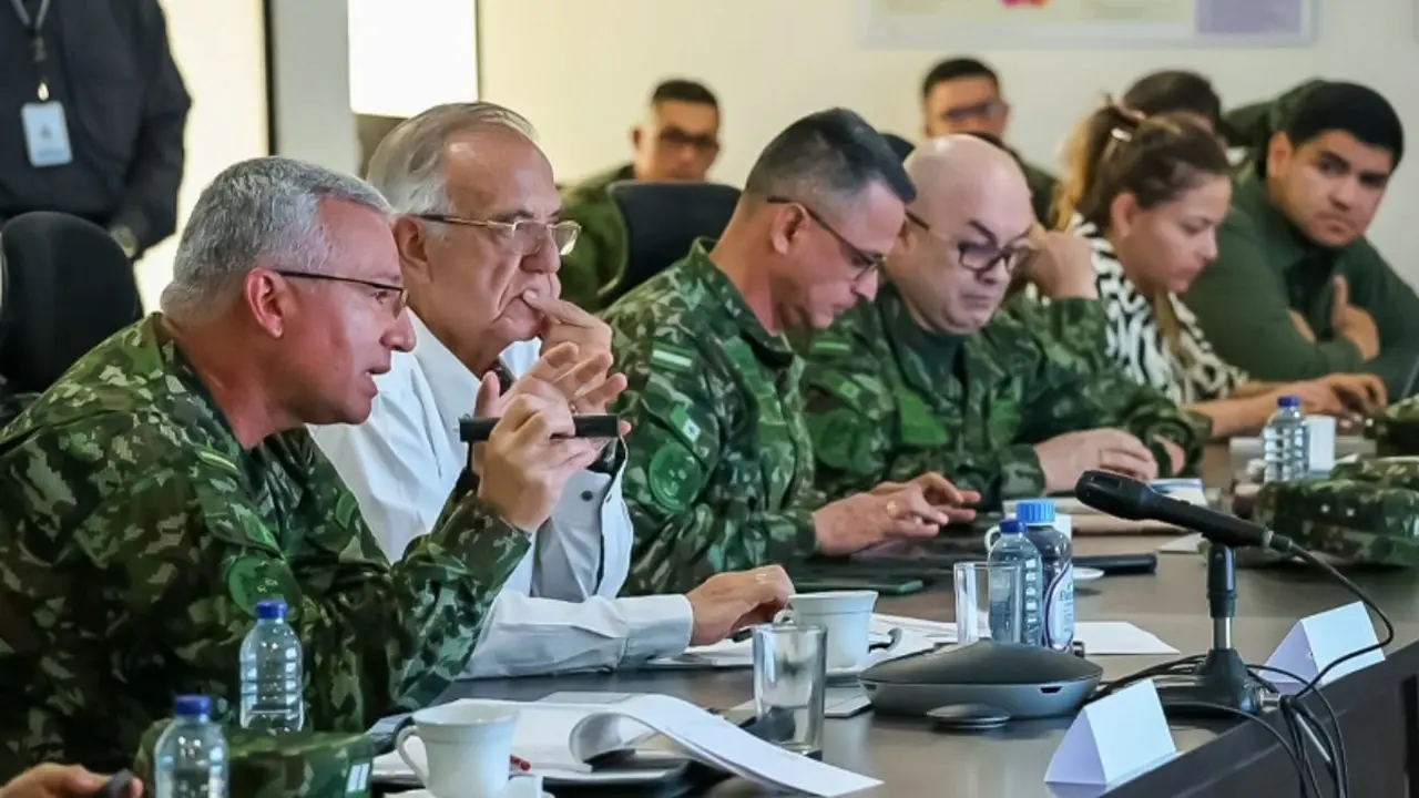 Reunión del ministro de Defensa con la cúpula militar celebrada el domingo en Cúcuta, capital del departamento Norte Santander. (Foto: L.E.C.).