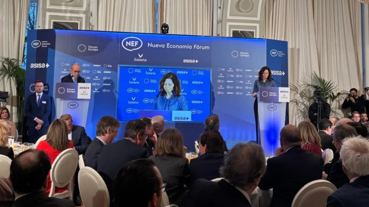 Ayuso durante el desayuno informativo organizado por Nueva Economía Fórum. (Foto: NEF).