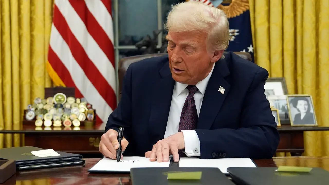 Donald J. Trump, presidente de los Estados Unidos, firma órdenes ejecutivas en su oficina.