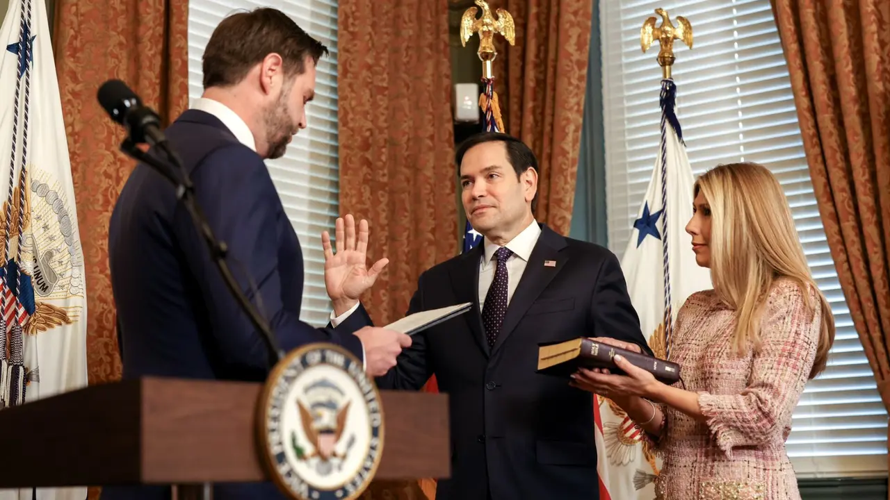 Fotografía de Marco Rubio durante juramentación de su cargo como Secretario de Estado, compartida en la red social X por el vicepresidente estadounidense, J.D. Vance, quien realizó la ceremonia.