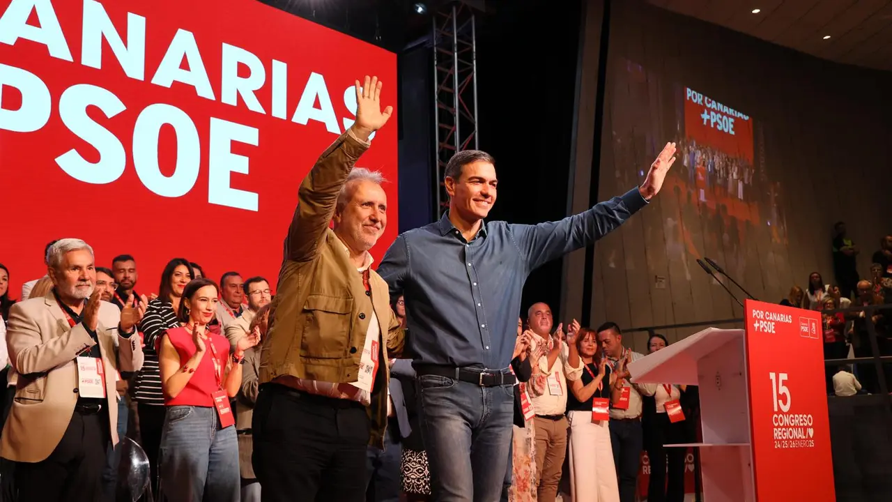 Ángel Víctor Torres y Pedro Sánchez en el congreso regional. Imagen: PSOE Canarias
