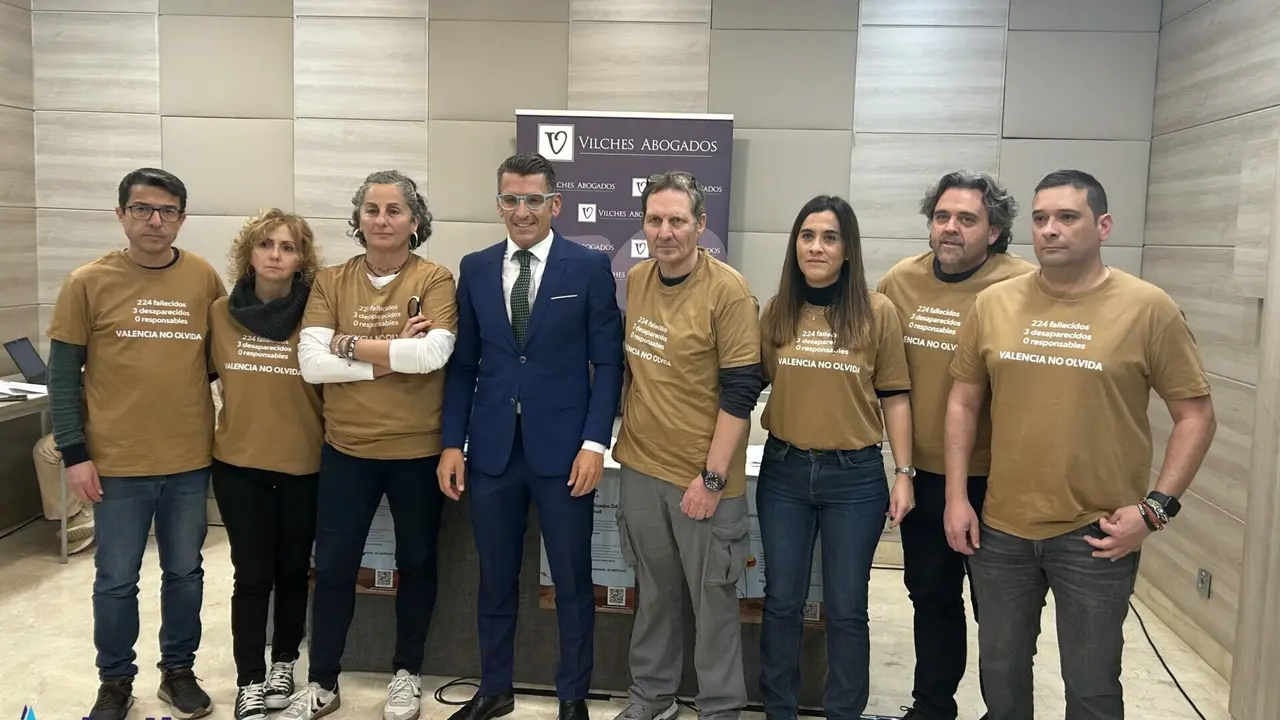 El presidente de la asociación, Christian Lesaec, con otros representantes, y el CEO de Vilches Abogados, Manuel Hernández