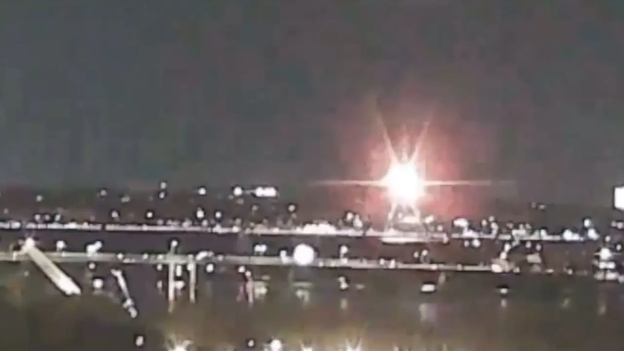 Momento del choque entre avión y helicóptero en Washington 