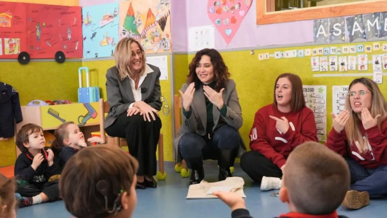 Díaz Ayuso ha comprobado su funcionamiento en su visita al colegio concertado Gaudem de la capital, especializado en la integración de alumnos con necesidades especiales. (Foto: CAM).