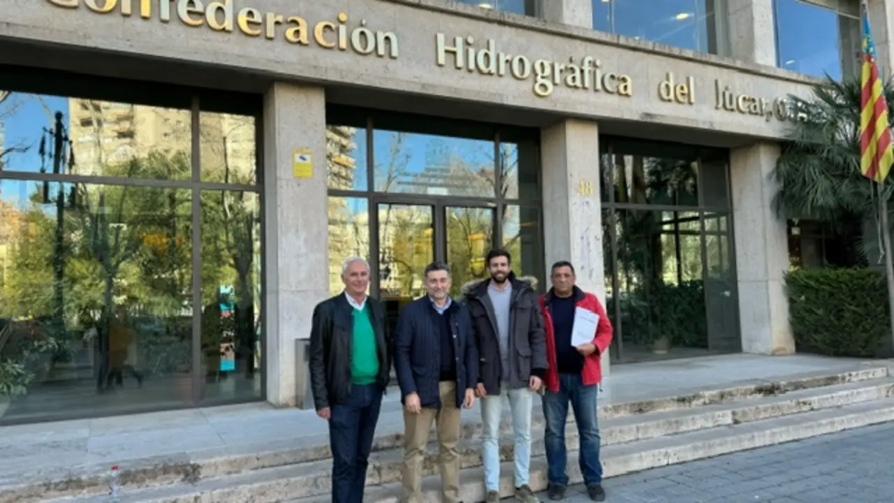 Representantes de la agrupación en la CHJ tras la reunión. Imagen de la plataforma.