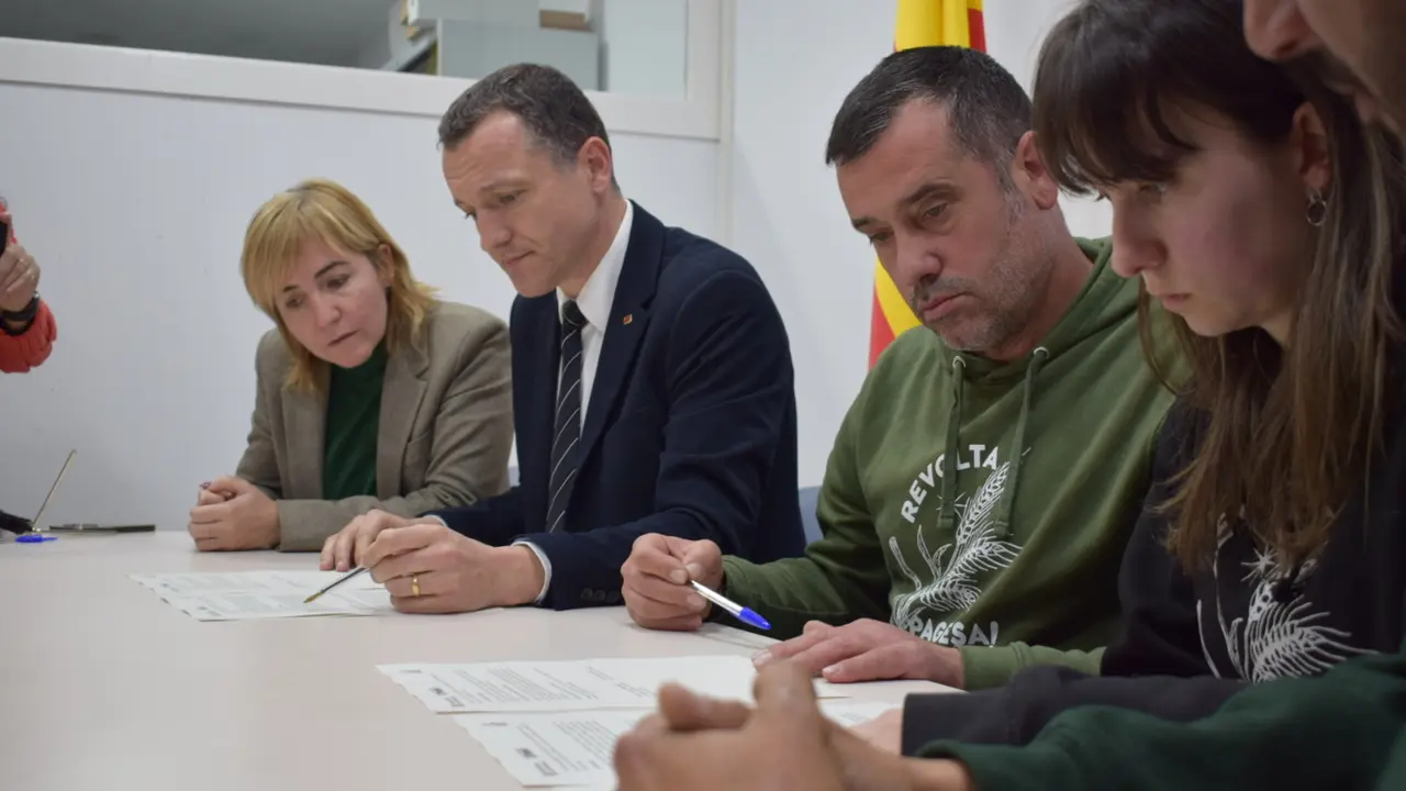 Firma del acuerdo entre el conseller Ordeig y el 'Gremio de la Pagesia'. Imagen: Generalitat