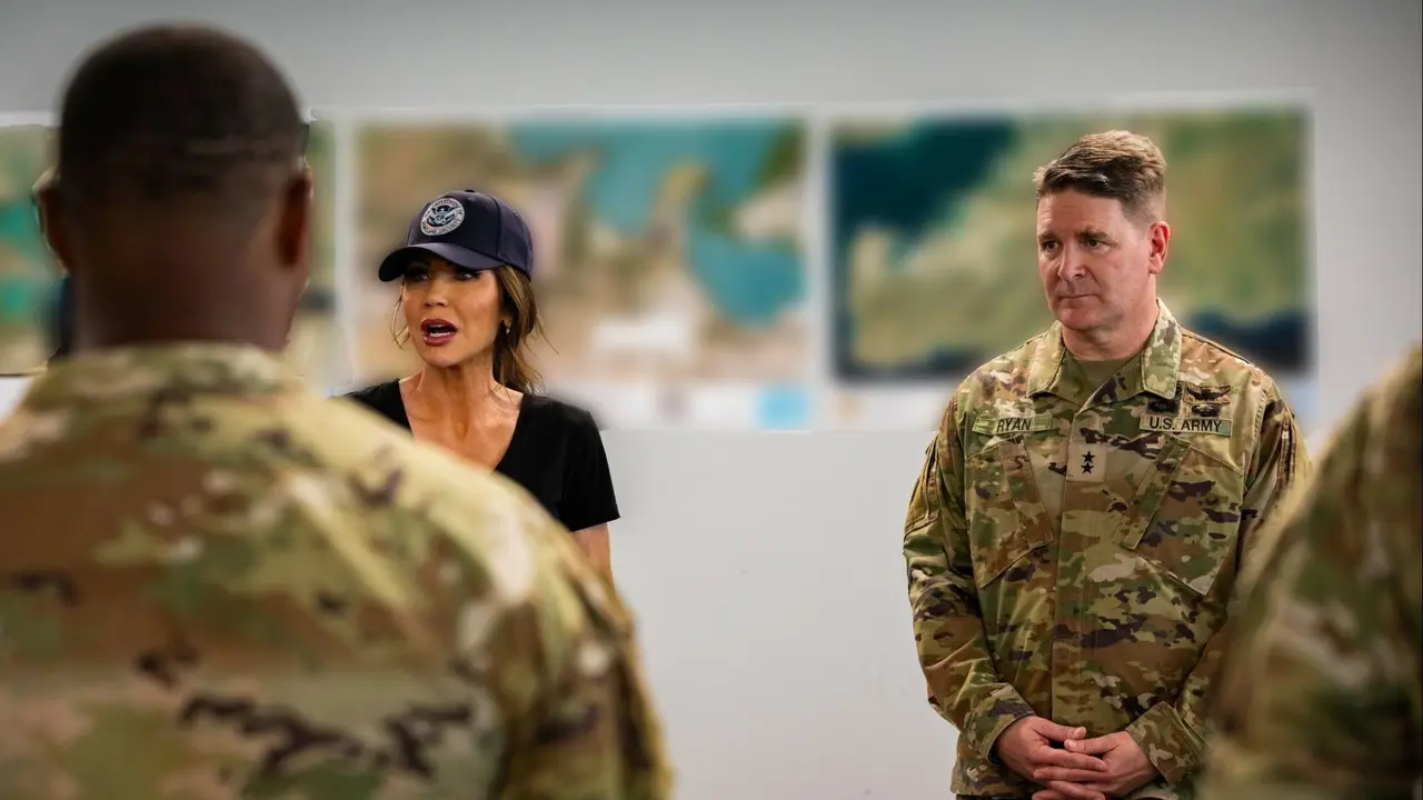 Kristi Noem, secretaria del Departamento de Seguridad Nacional, durante visita a Cuba.