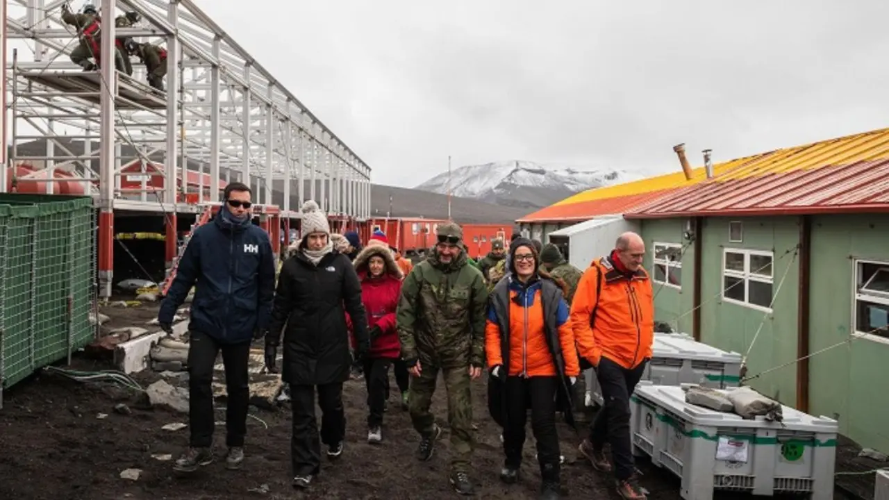 La ministra Diana Morant durante su visita a la Base Antártica Española que gestiona el Ejército de Tierra. (Foto: MCIU).