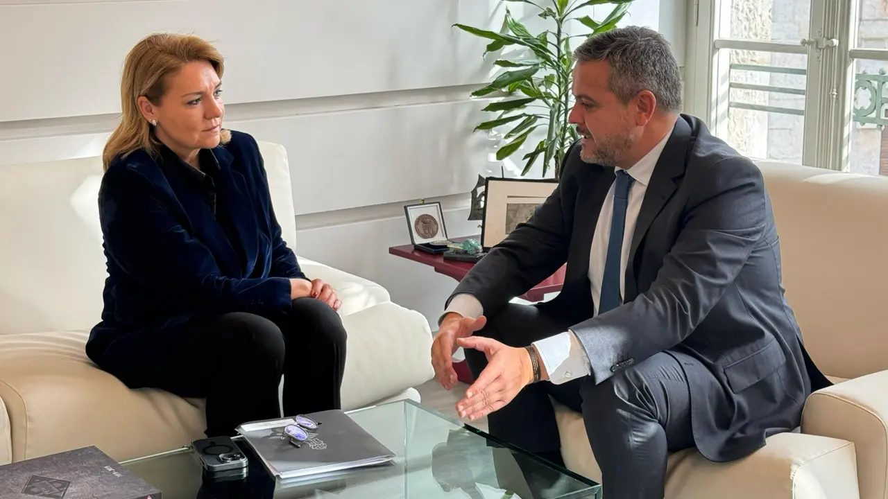 La vicepresidenta primera y consellera de Servicios Sociales, Igualdad y Vivienda, Susana Camarero, junto con el consejero de Vivienda, Transportes e Infraestructuras de la Comunidad de Madrid, Jorge Rodrigo. Imagen: Generalitat Valenciana