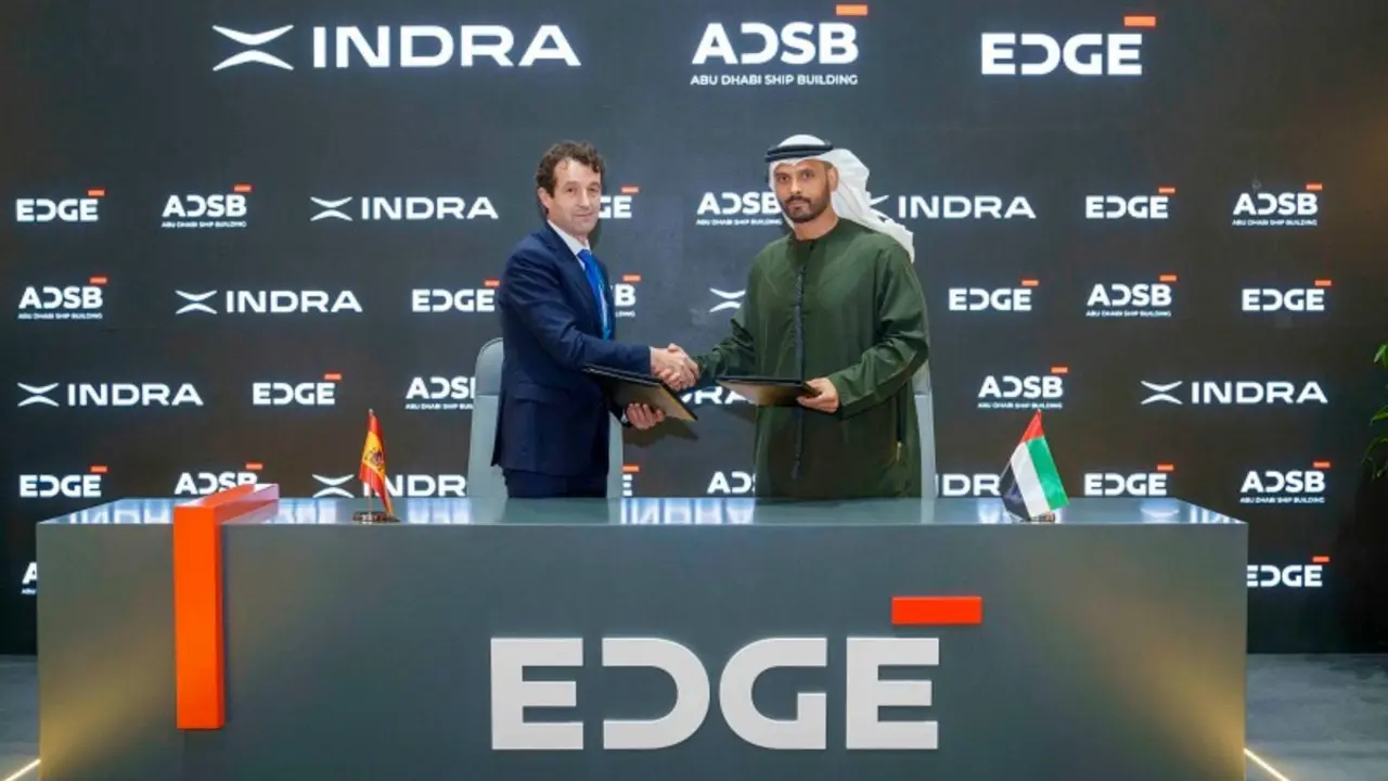 Ángel Escribano (izqda.) con Khaled Al Zaabi tras la firma del acuerdo con ADSB. (Foto: Indra).
