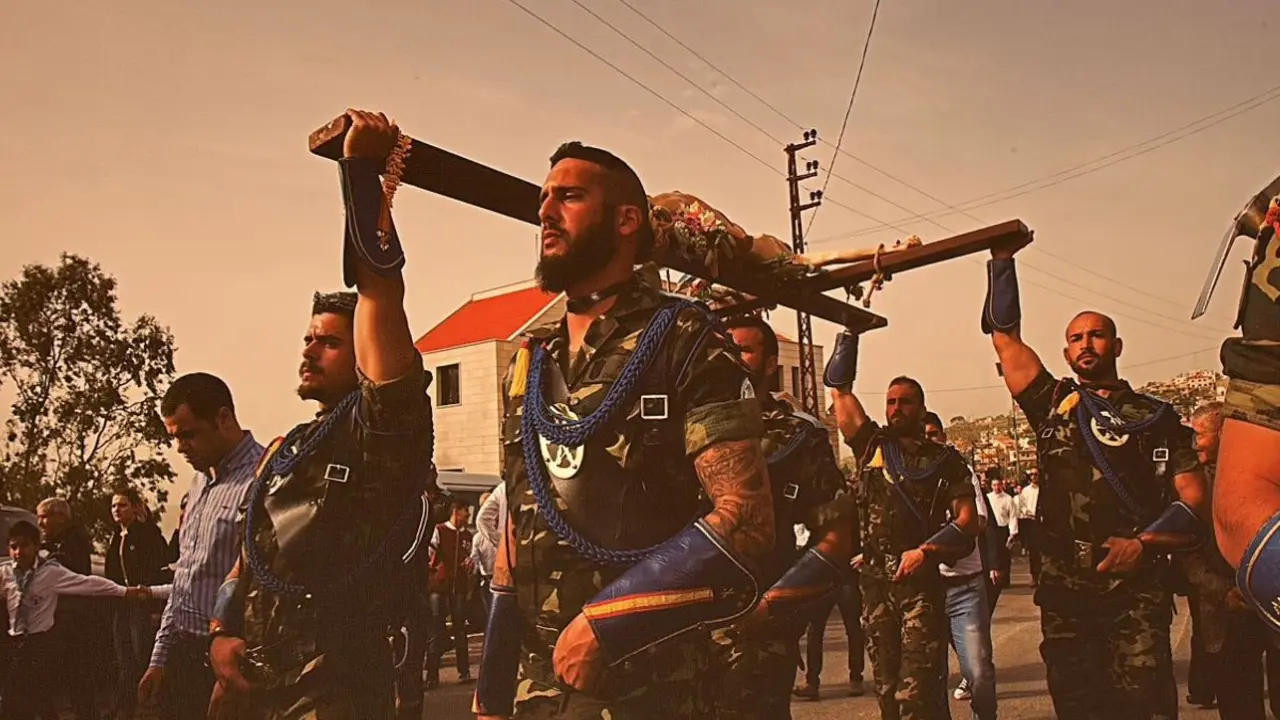 La Legión procesionando al Cristo de Mena. (Foto: Miguel Temprano).