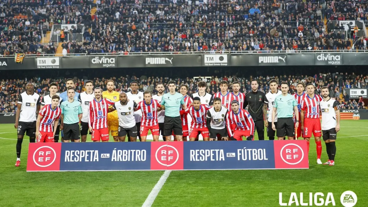 Los jugadores han posado con un mensaje de apoyo a los árbitros. Fuente: Atlético de Madrid/ X