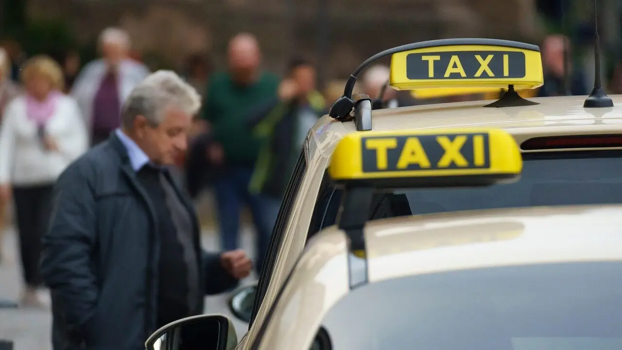 Los conductores de VTC, en protesta contra las nuevas restricciones de la Generalitat que amenazan su sector y ponen en riesgo más de 3.800 empleos. 