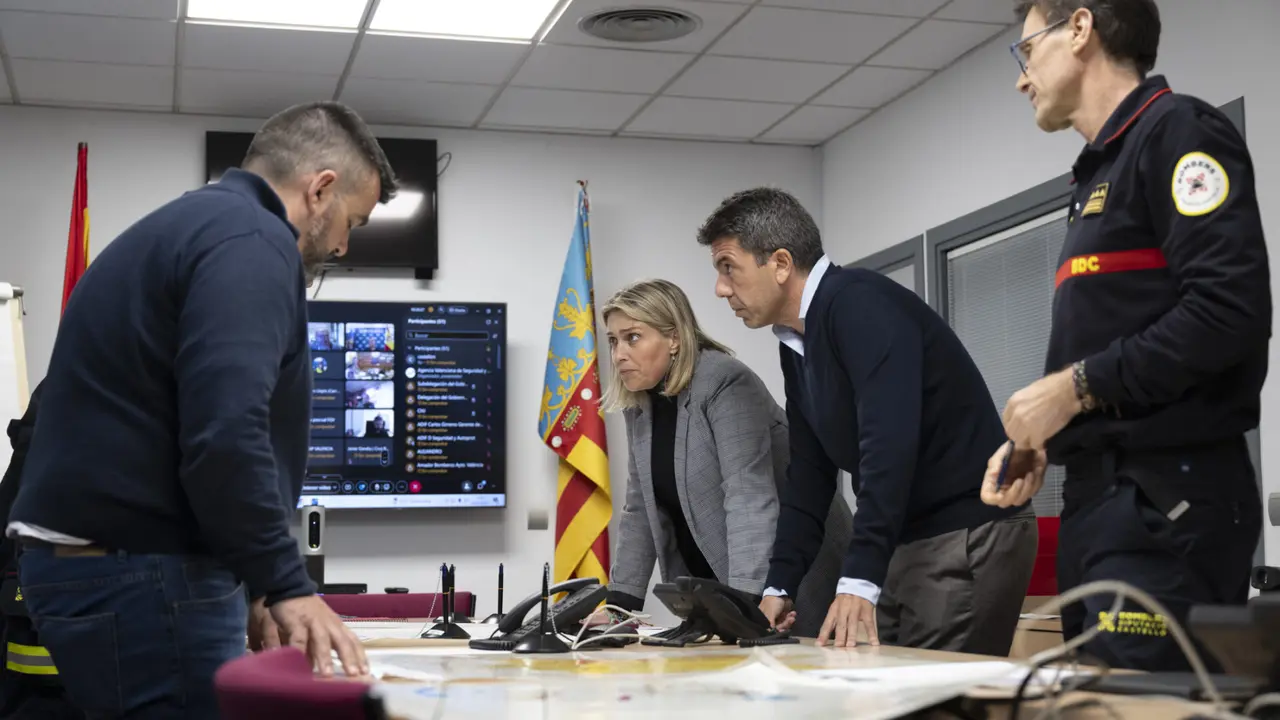 El president de la Generalitat, Carlos Mazón, haciendo seguimiento a las lluvias en el CECOPI este lunes. Imagen: Generalitat Valenciana