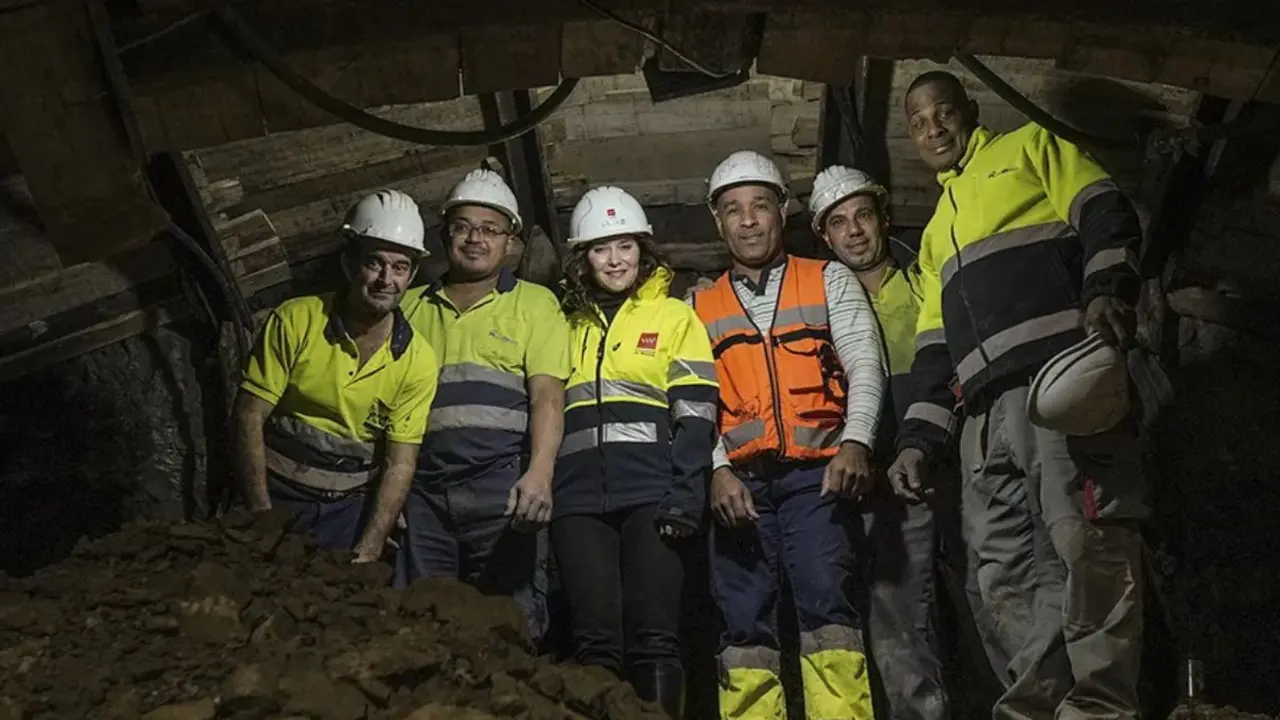 Díaz Ayuso durante la presentación, en diciembre de 2024, del modelo de excavación que agilizará la ampliación de la L11 de Metro de Madrid. (Foto: Metro de Madrid).