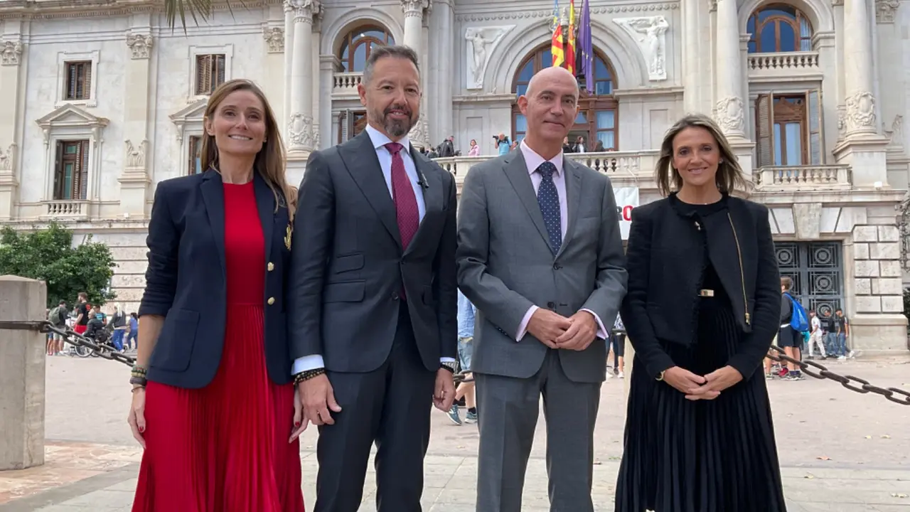 La concejal Cecilia Herrero (a la izquierda) junto a Juanma Badenas. Imagen: @VoxValencia_C en 'X'
