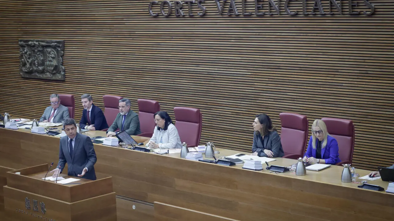 La Mesa de Les Corts Valencianes con la nueva vicepresidenta Magdalena González. Imagen: José Cuéllar/Corts Valencianes